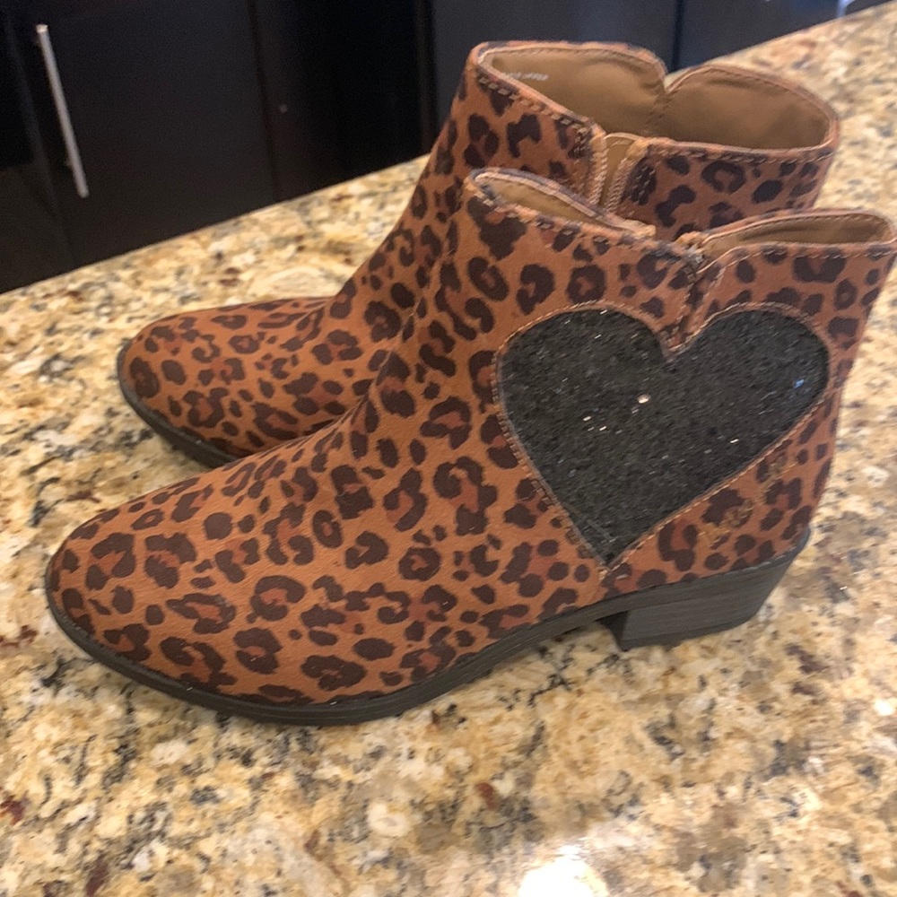 Kids boot never worn size 3